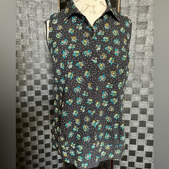 Cabi sleeveless Button top Small - Picture 1 of 3